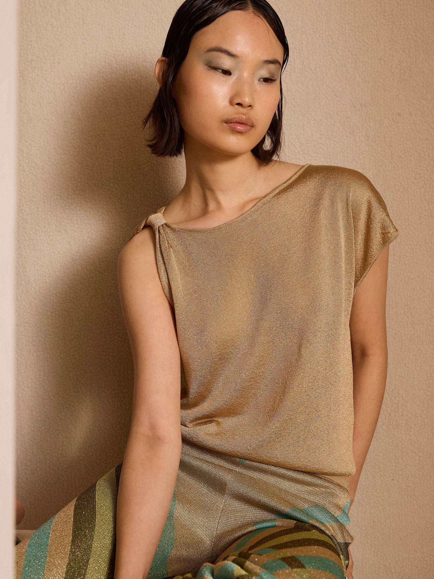 Jersey dorado de lurex asimétrico