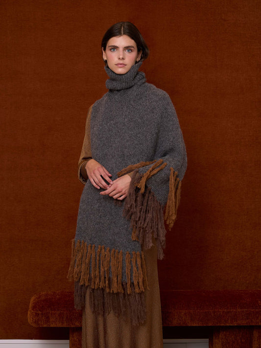 Poncho de flecos gris