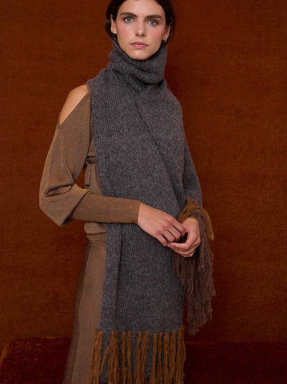 Poncho de flecos gris