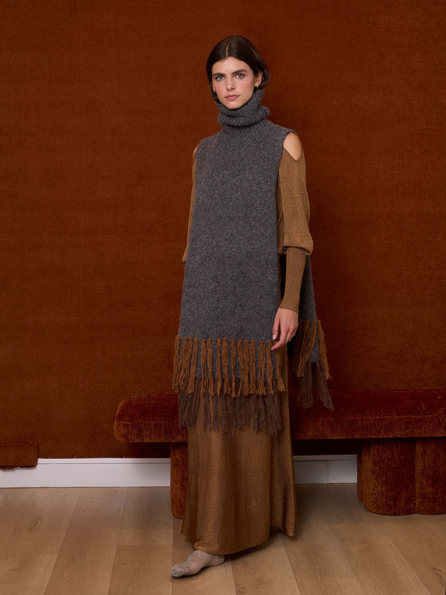 Poncho de flecos gris