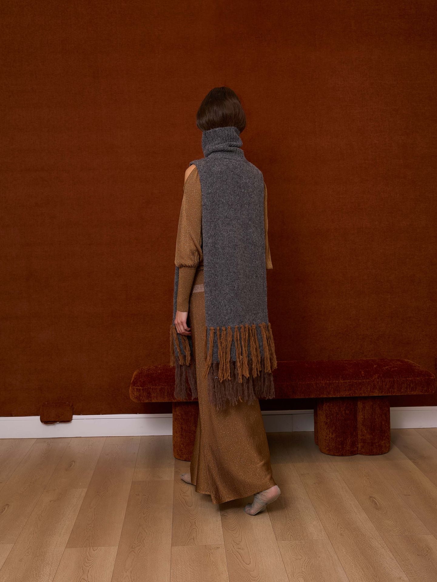 Poncho de flecos gris