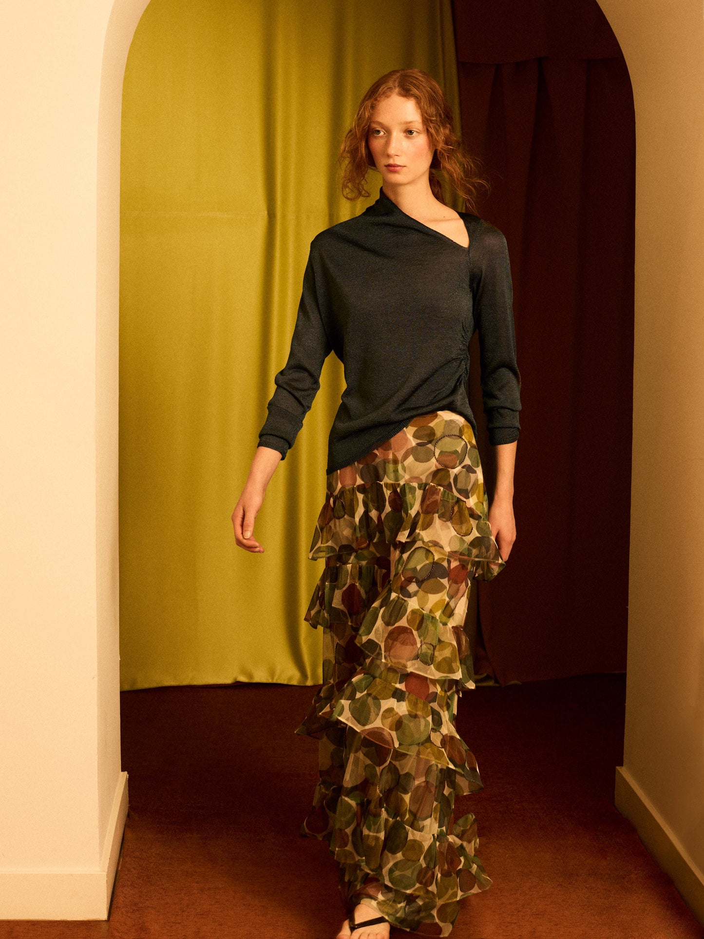 Jersey cuello asimétrico color plomo