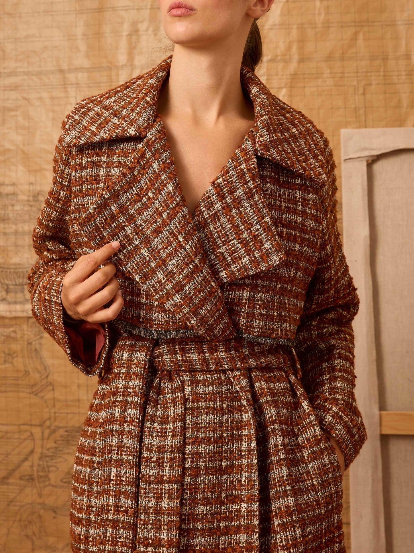 Abrigo naranja con desflecado