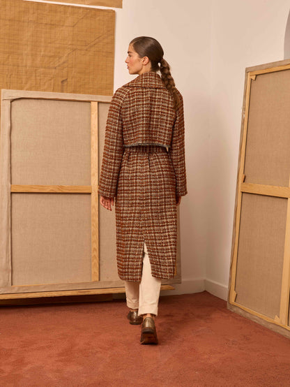 Abrigo naranja con desflecado