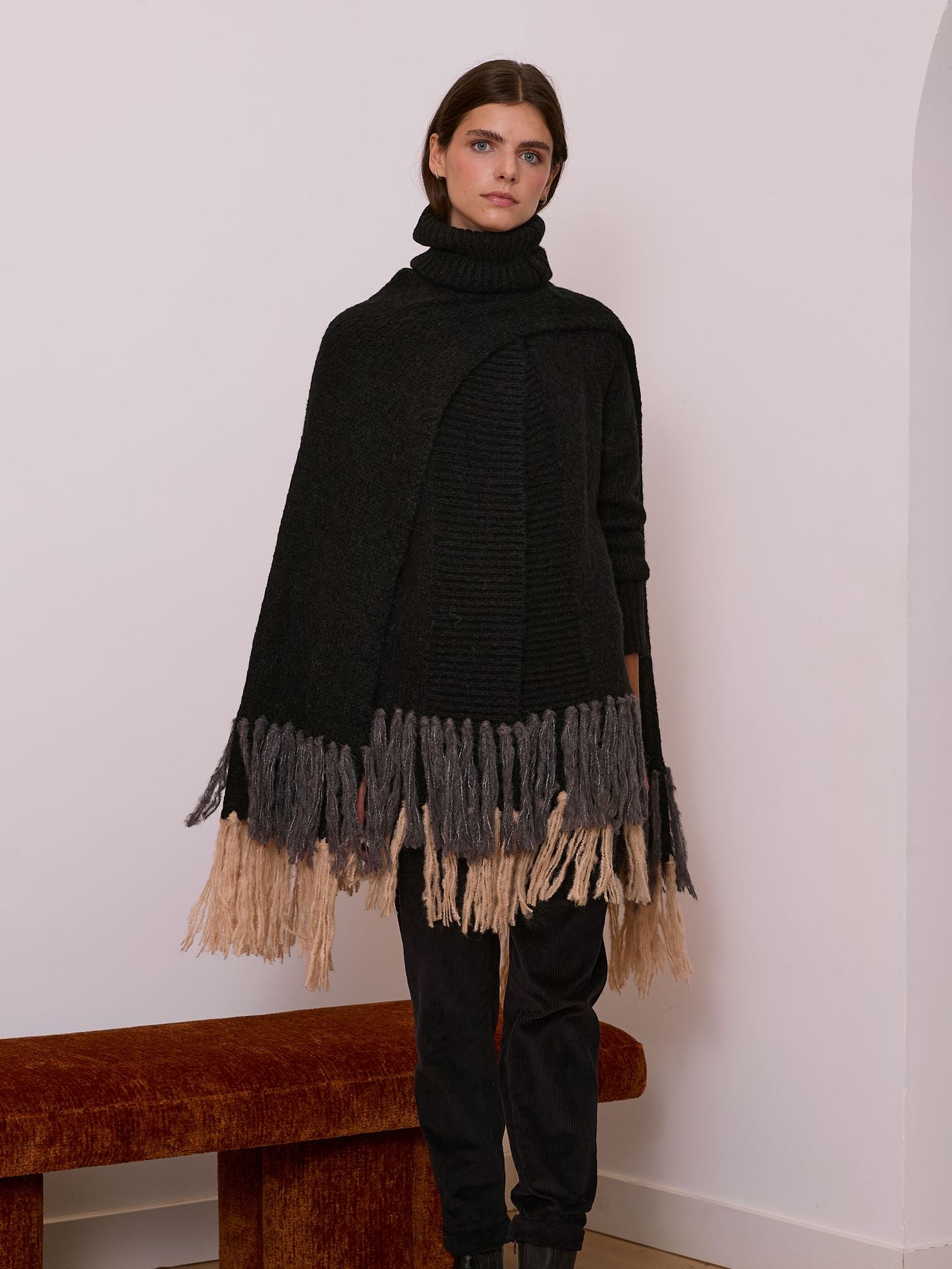 Poncho de flecos negro