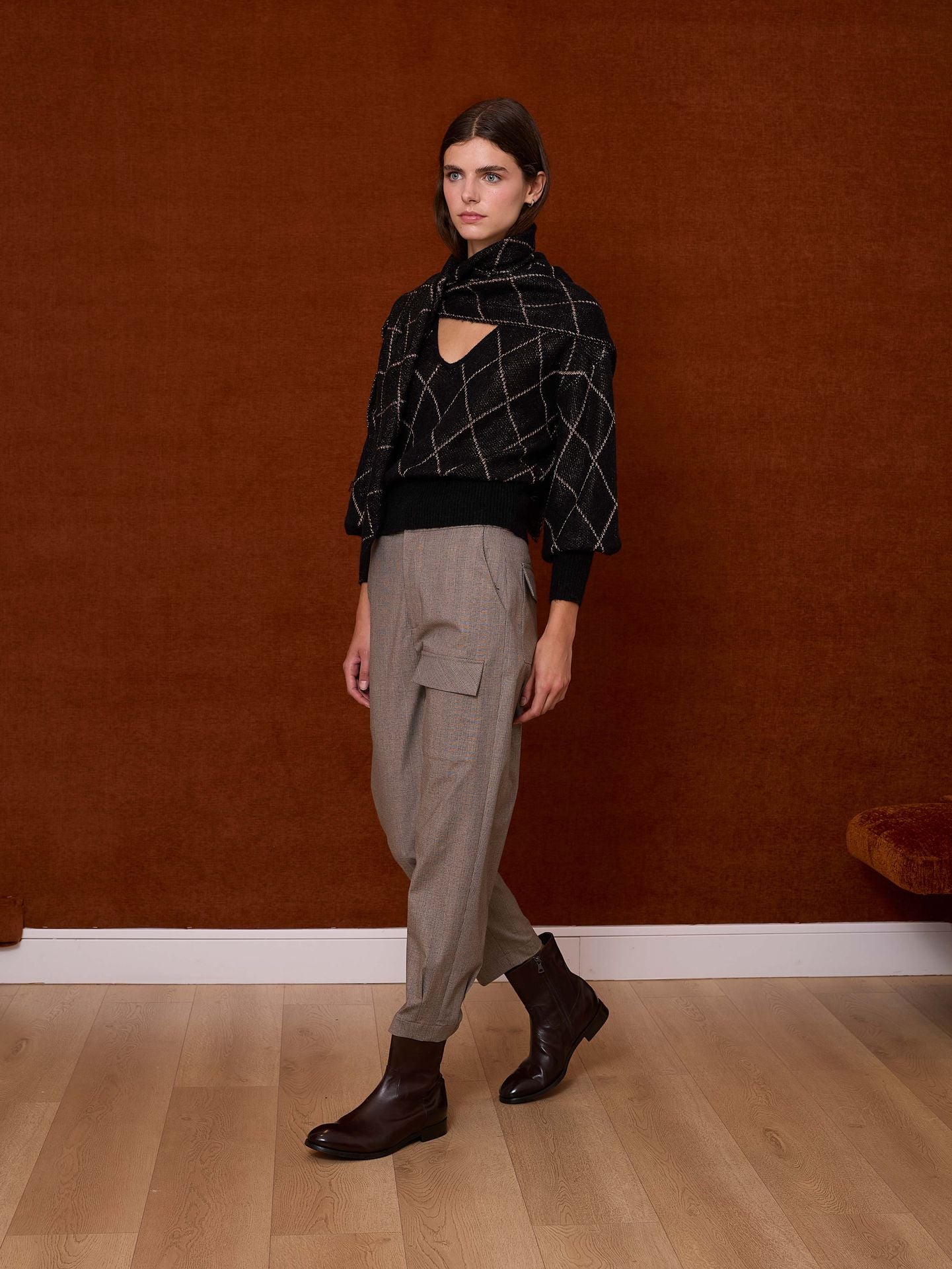 Jersey cuello pico negro con rombos metalizados