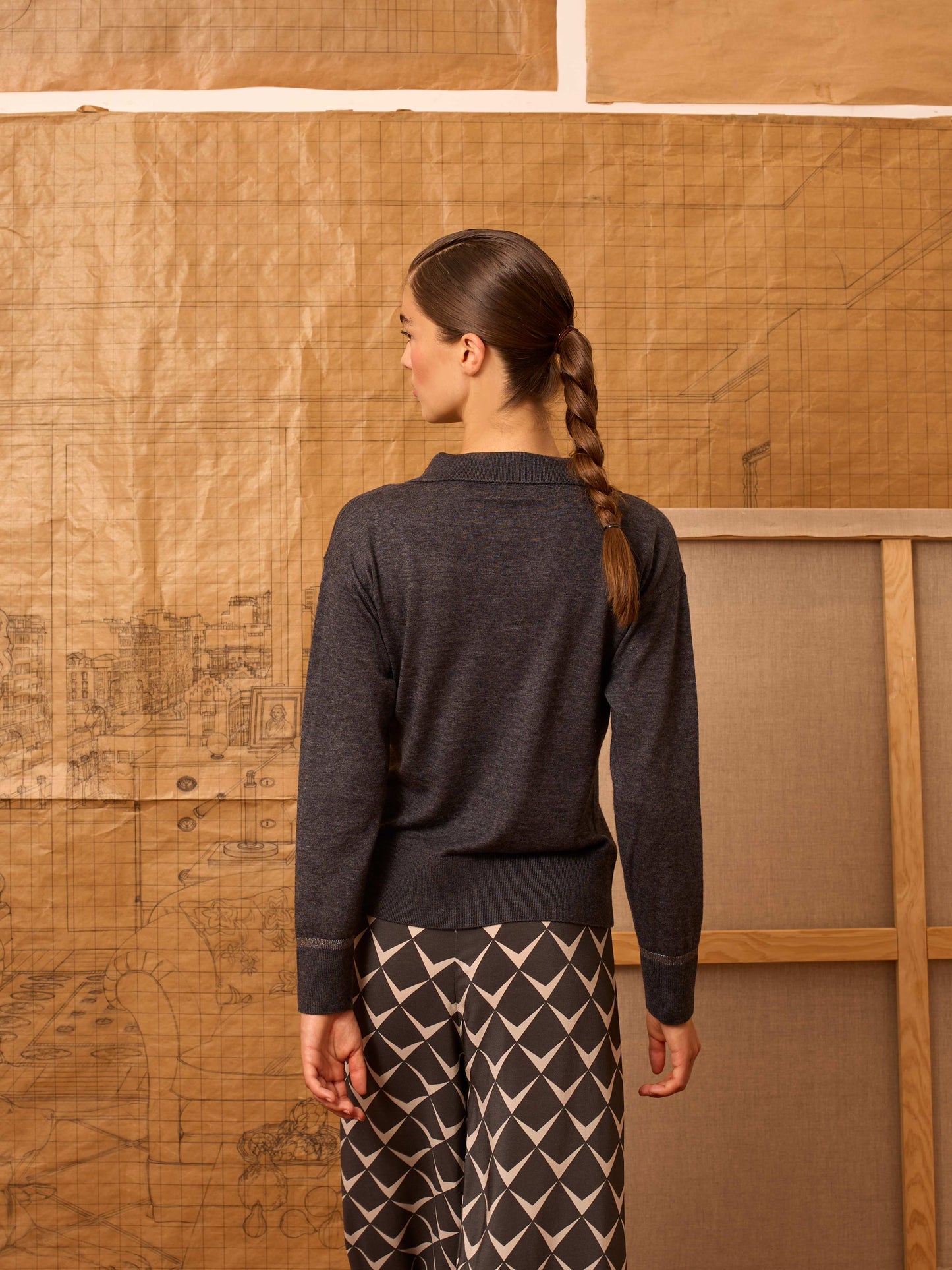 Polo de punto color gris