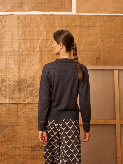 Polo de punto color gris