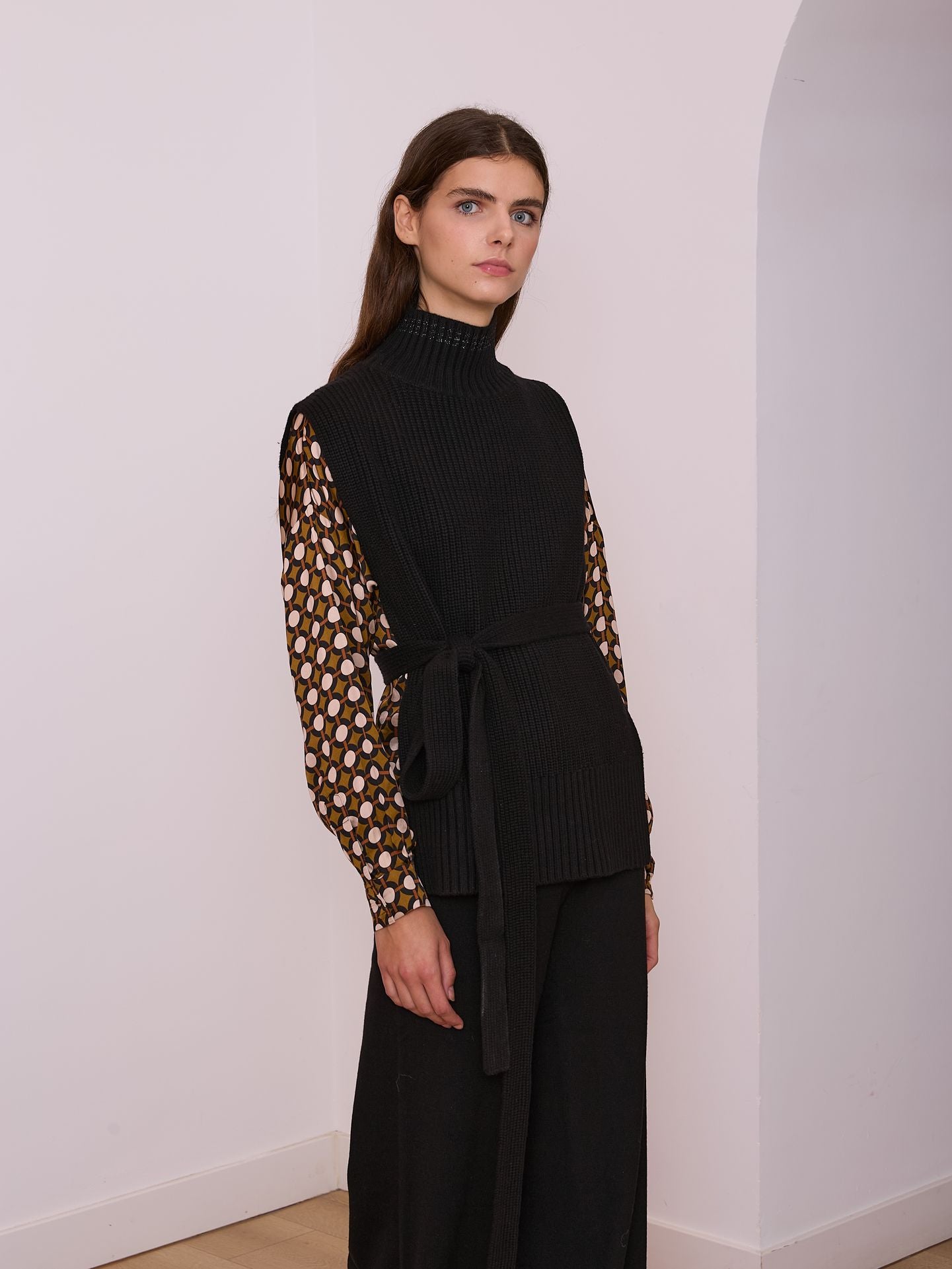 Chaleco cuello alto negro