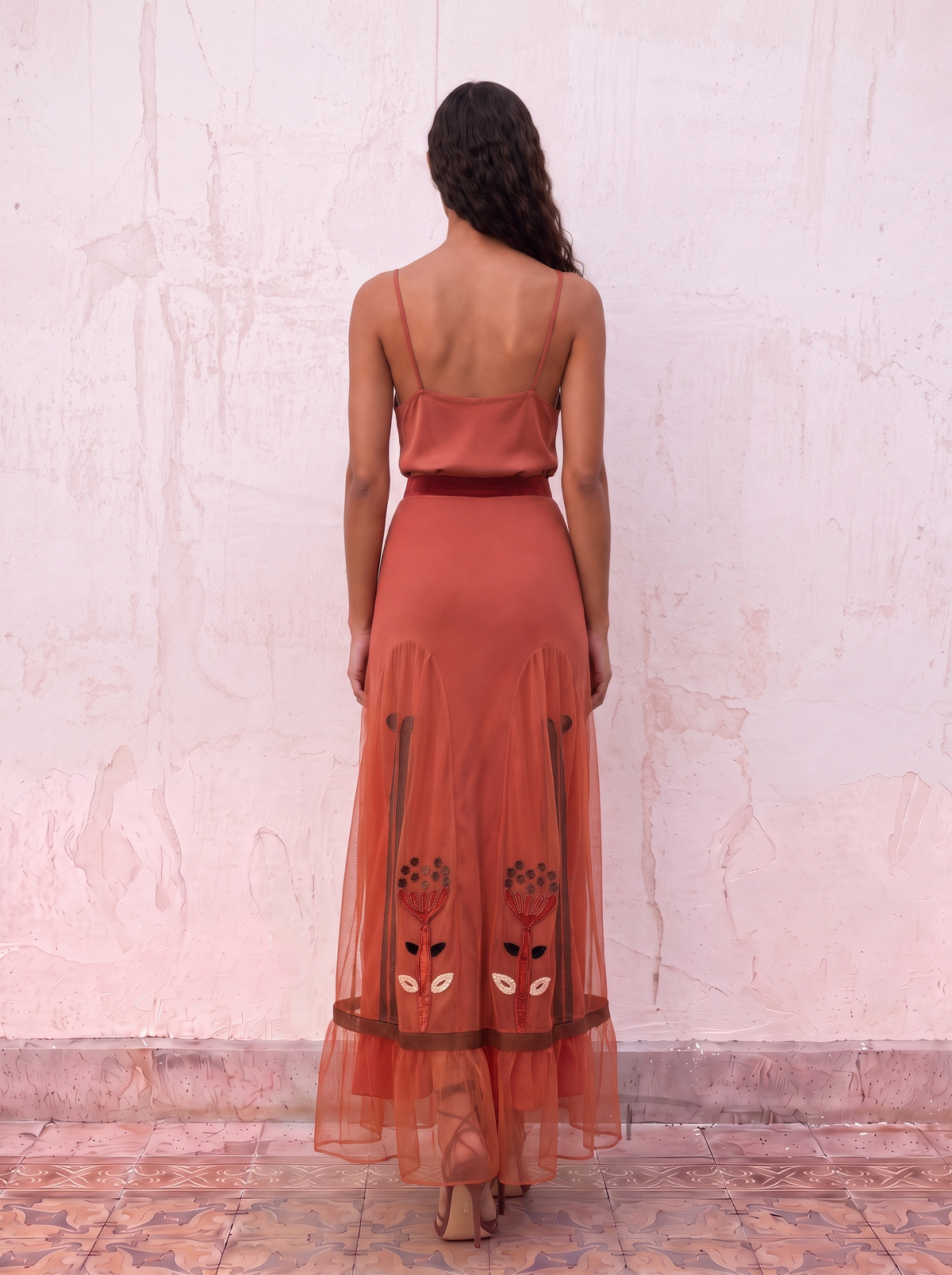 Falda de tul bordada coral