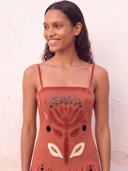Vestido de tul bordado coral
