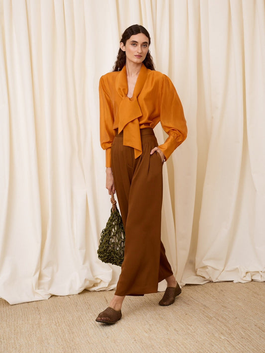 Blusa escote pico naranja