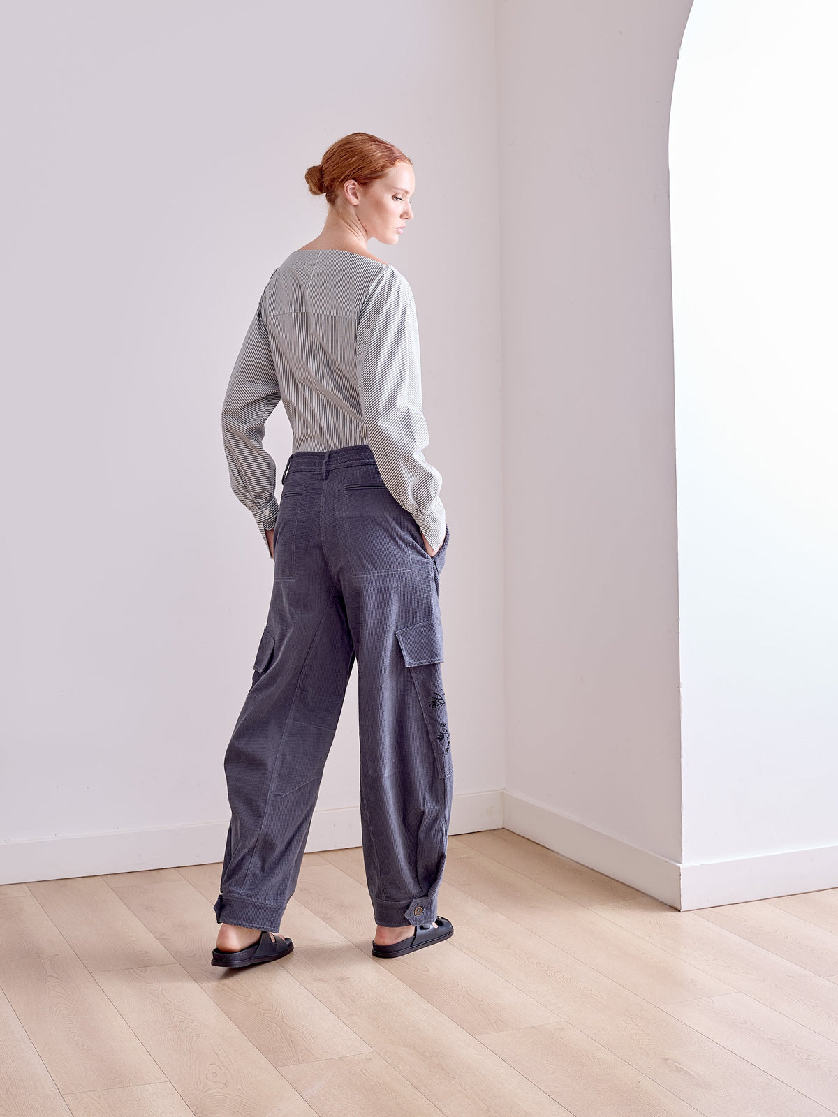 Pantalón azul de pana bordado