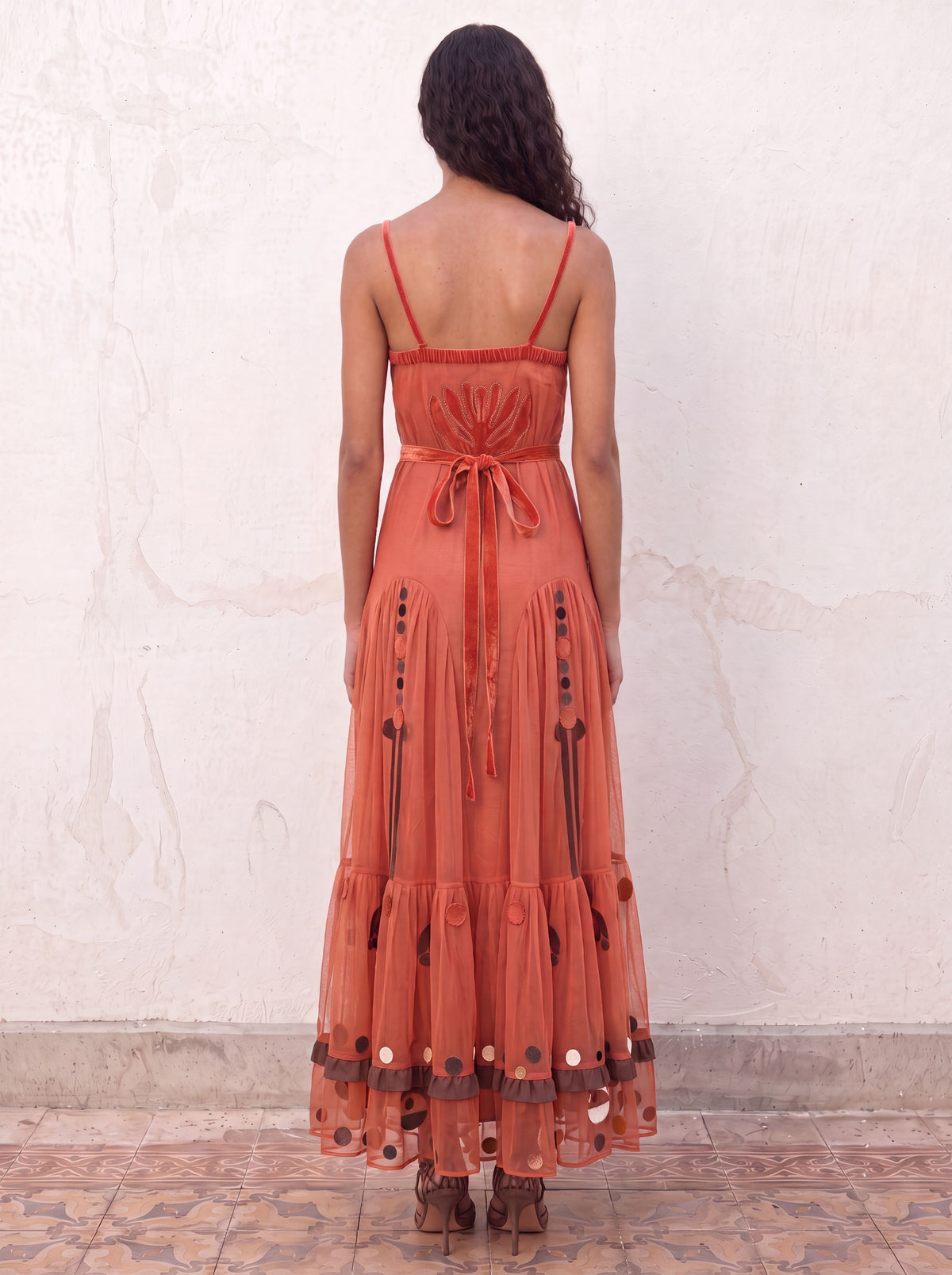 Vestido de tul bordado coral