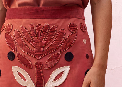 Falda de tul bordada coral