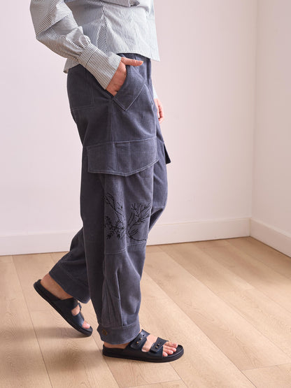 Pantalón azul de pana bordado