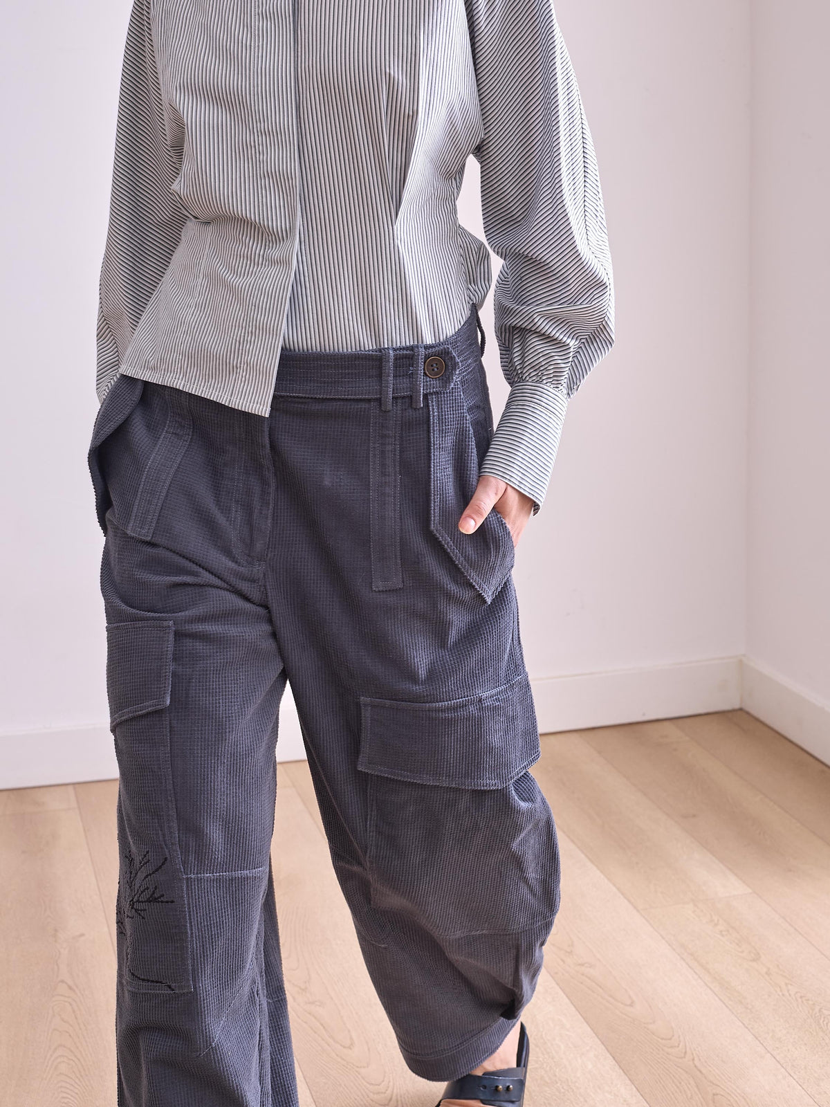 Pantalón azul de pana bordado