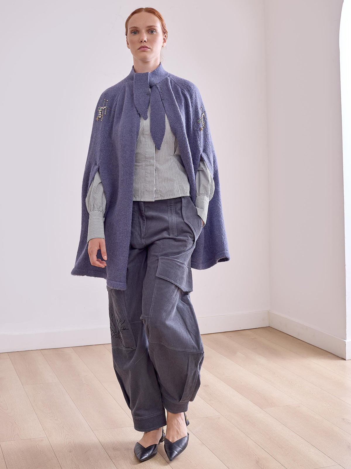 Pantalón azul de pana bordado
