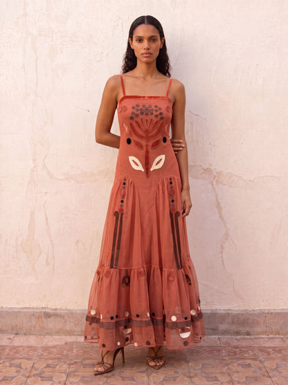 Vestido de tul bordado coral